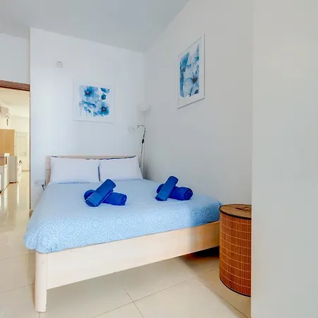 Апартаменты Tranquil Retreat Steps From St Julians Action Сент Джулианс