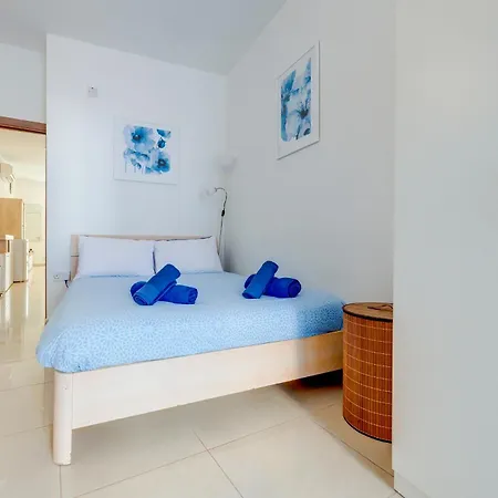 Апартаменты Tranquil Retreat Steps From St Julians Action