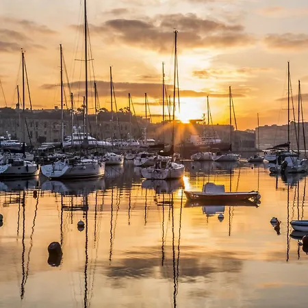 アパート Tranquil Retreat Steps From St Julians Action *