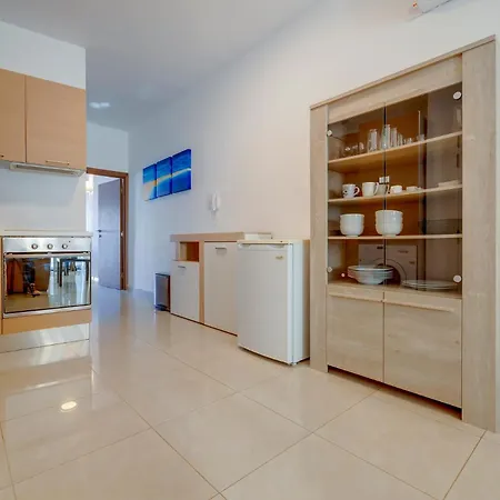 Апартаменты Tranquil Retreat Steps From St Julians Action