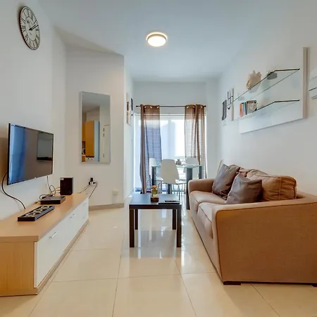 Tranquil Retreat Steps From St Julians Action Апартаменты *