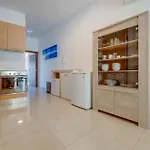 Apartman Tranquil Retreat Steps From St Julians Action