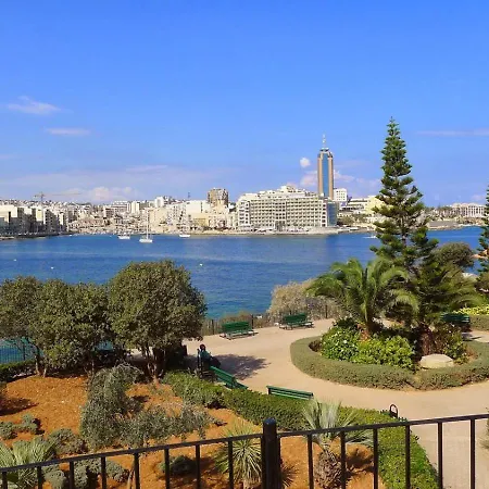 아파트 Tranquil Retreat Steps From St Julians Action